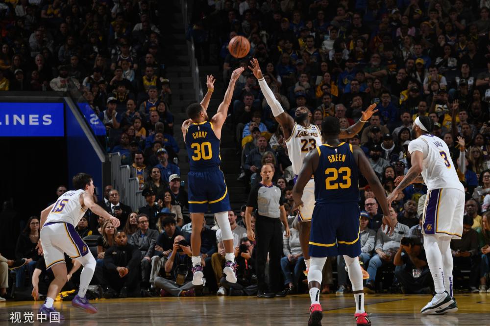 亚当斯坚持 亚当斯坚持